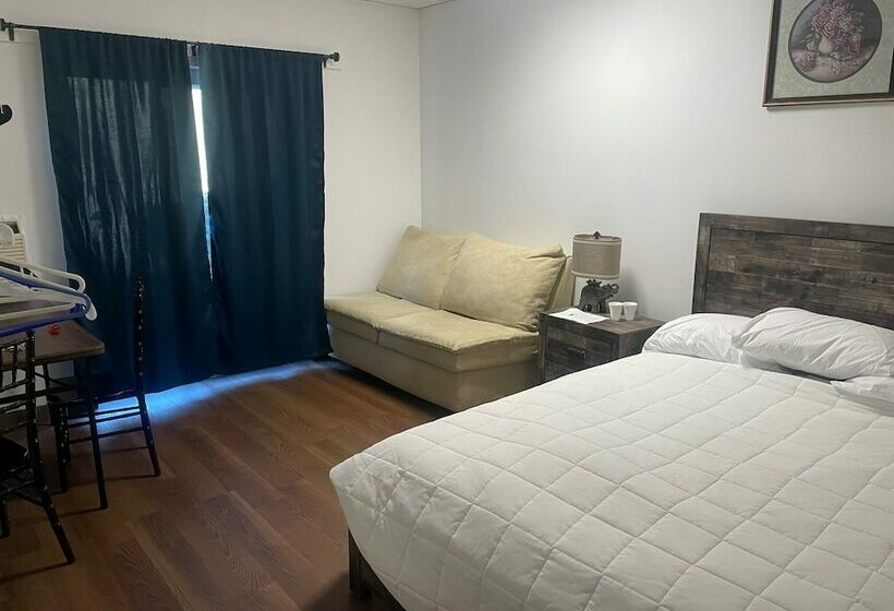 בית מלון כפרי Rolling Pines Golf & Banquet Facility