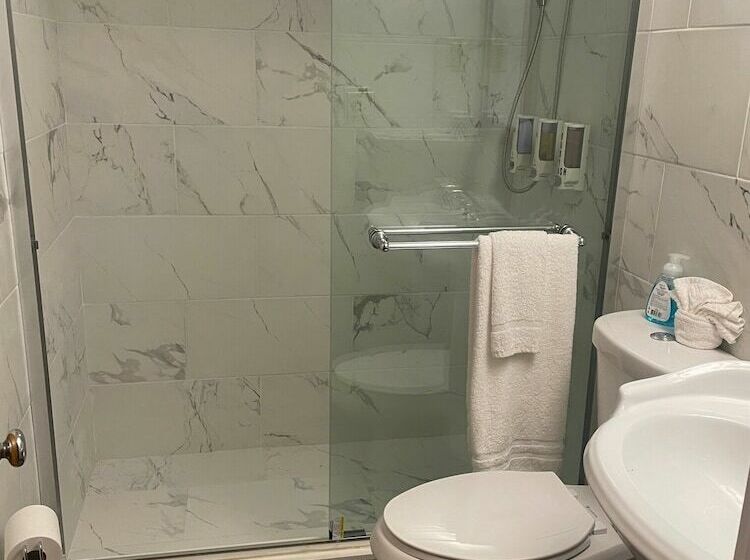 בית מלון כפרי Rolling Pines Golf & Banquet Facility