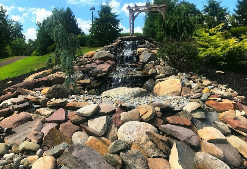 בית מלון כפרי Rolling Pines Golf & Banquet Facility