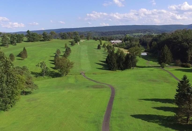 בית מלון כפרי Rolling Pines Golf & Banquet Facility