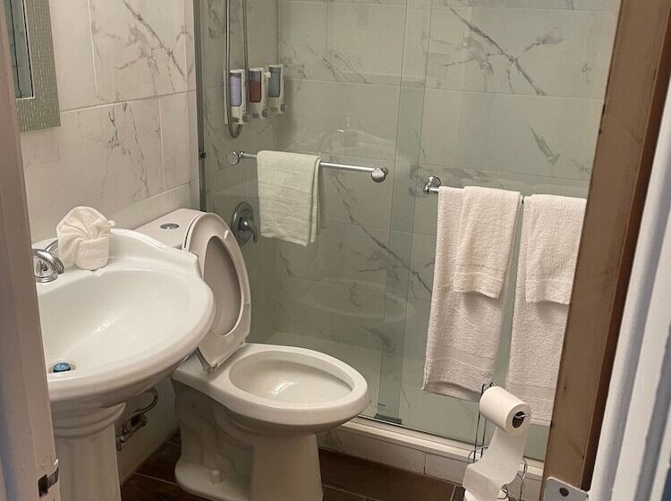 בית מלון כפרי Rolling Pines Golf & Banquet Facility