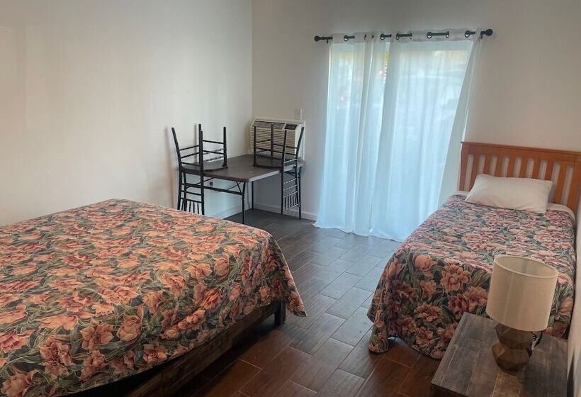 בית מלון כפרי Rolling Pines Golf & Banquet Facility