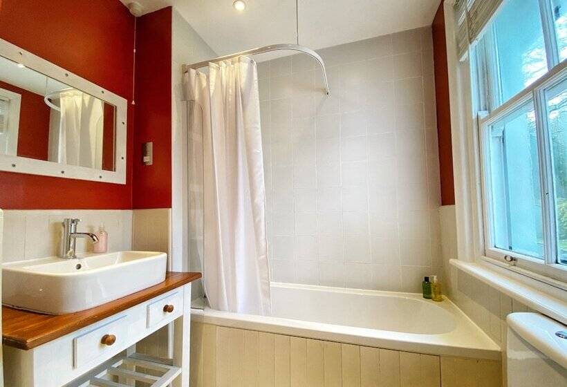 بنسيون Lakes End Guest House