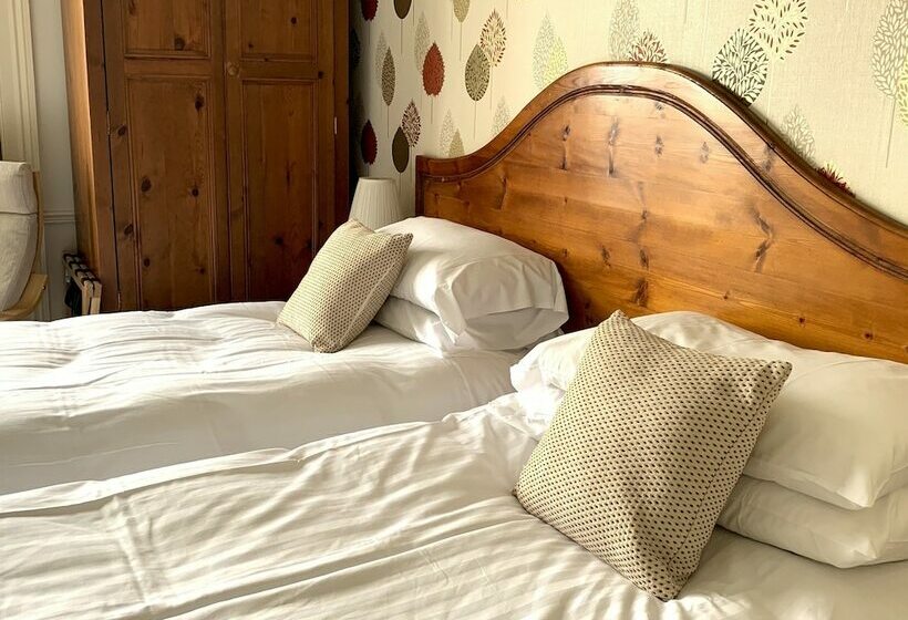 بنسيون Carlton Lodge