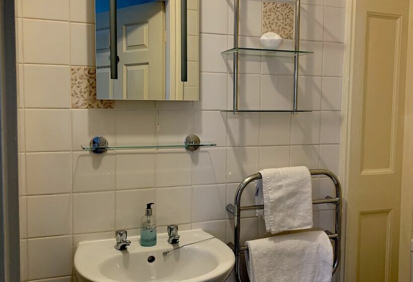 بنسيون Carlton Lodge