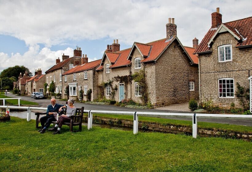 بنسيون Carlton Lodge