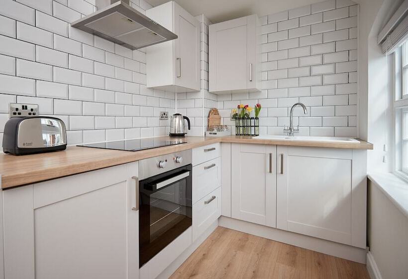 Lovely Quiet Cottage In Kemerton!