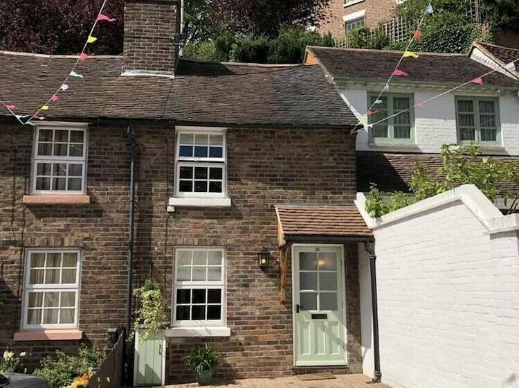 Bramble Cottage With Free Parking