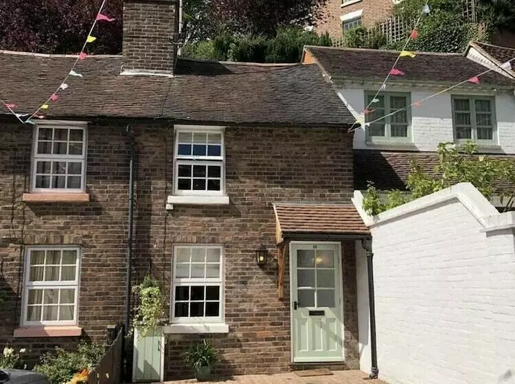 Bramble Cottage With Free Parking