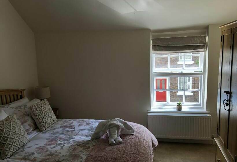 Bramble Cottage With Free Parking