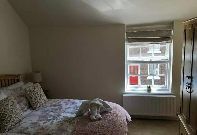 Bramble Cottage With Free Parking