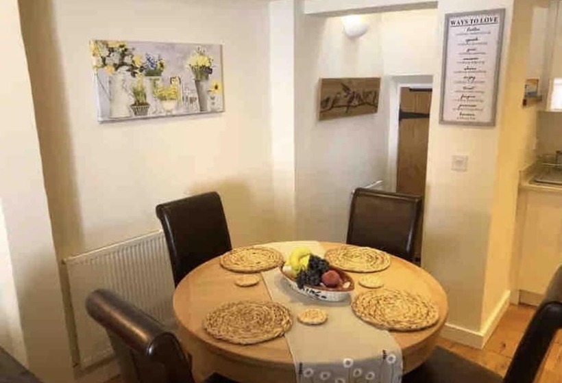 Bramble Cottage With Free Parking