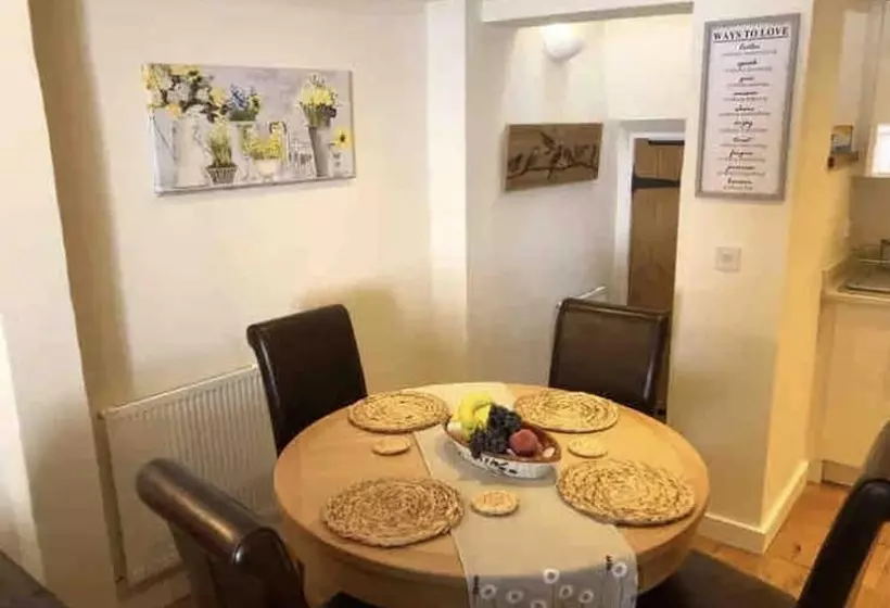 Bramble Cottage With Free Parking