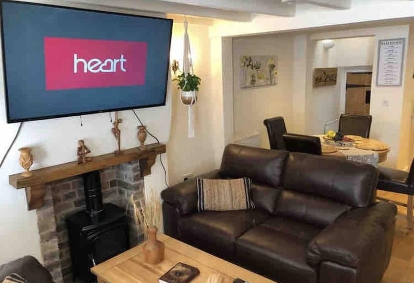 Bramble Cottage With Free Parking