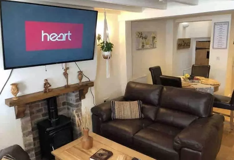 Bramble Cottage With Free Parking