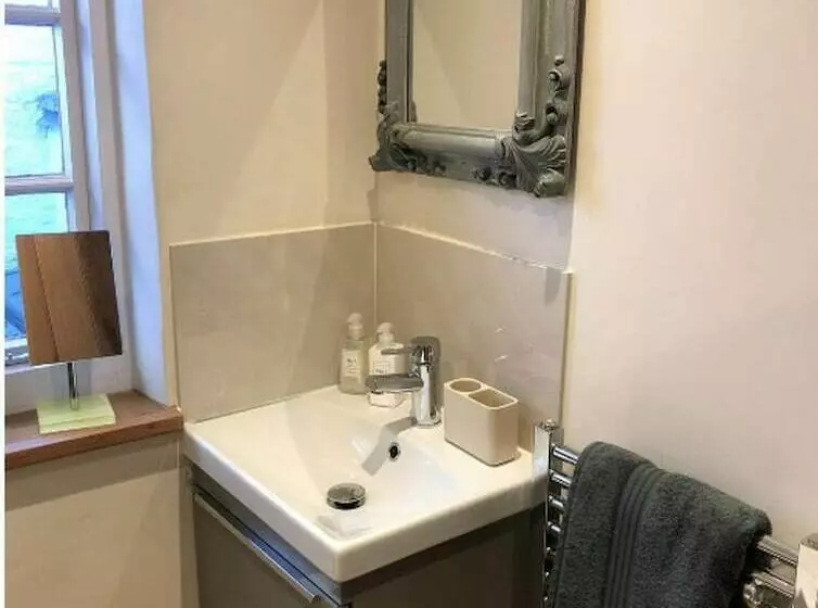 Bramble Cottage With Free Parking