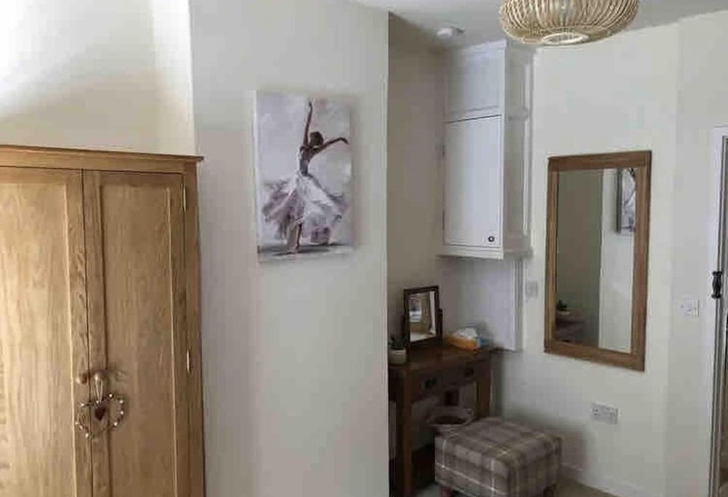 Bramble Cottage With Free Parking