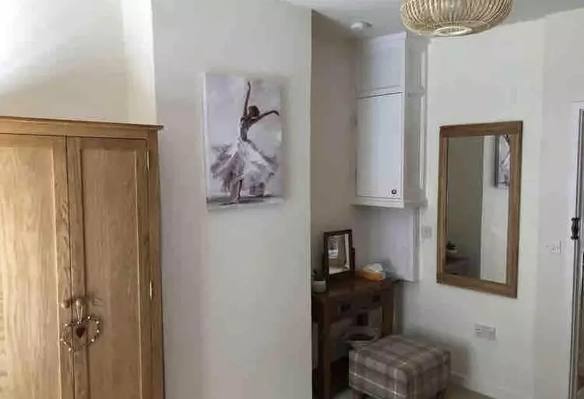 Bramble Cottage With Free Parking