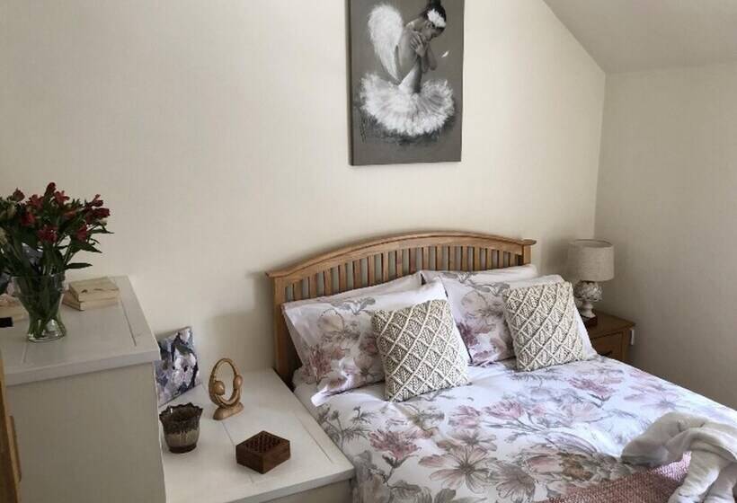 Bramble Cottage With Free Parking