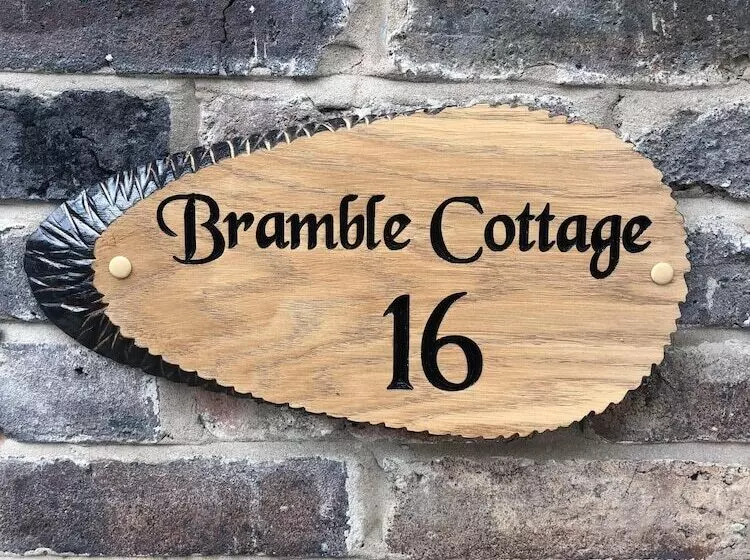 Bramble Cottage With Free Parking
