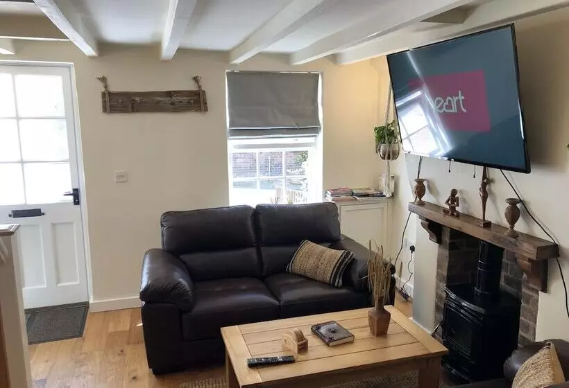 Bramble Cottage With Free Parking