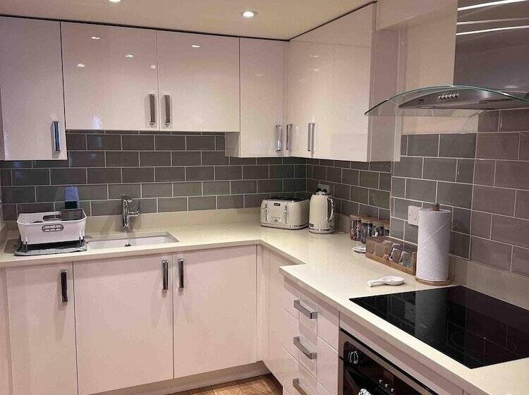 Bramble Cottage With Free Parking