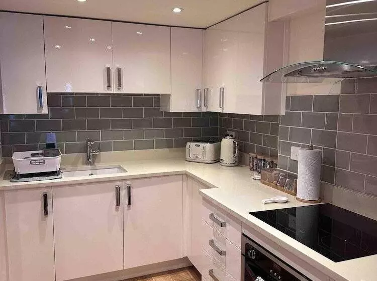 Bramble Cottage With Free Parking