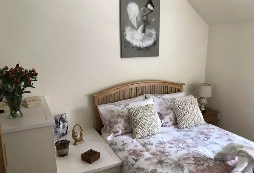 Bramble Cottage With Free Parking