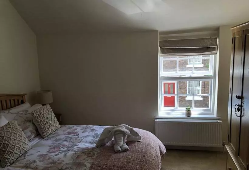 Bramble Cottage With Free Parking