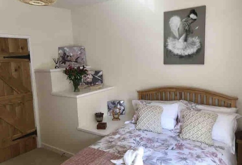 Bramble Cottage With Free Parking