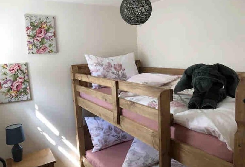 Bramble Cottage With Free Parking