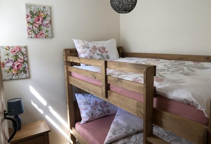 Bramble Cottage With Free Parking