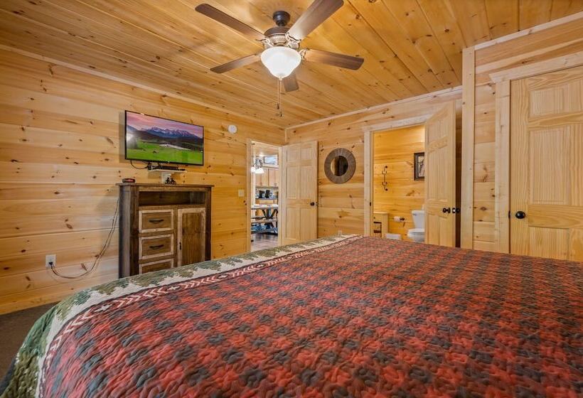 Bear Necessities   3 Bedrooms, 3 Baths, Sleeps 10 3 Cabin By Redawning