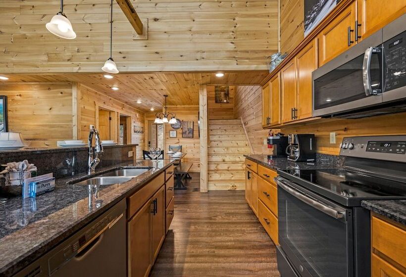 Bear Necessities   3 Bedrooms, 3 Baths, Sleeps 10 3 Cabin By Redawning