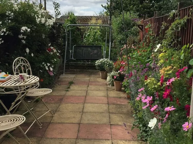 Cosy Cottage Sleeps 6 Suit Families, Contractors, Couples