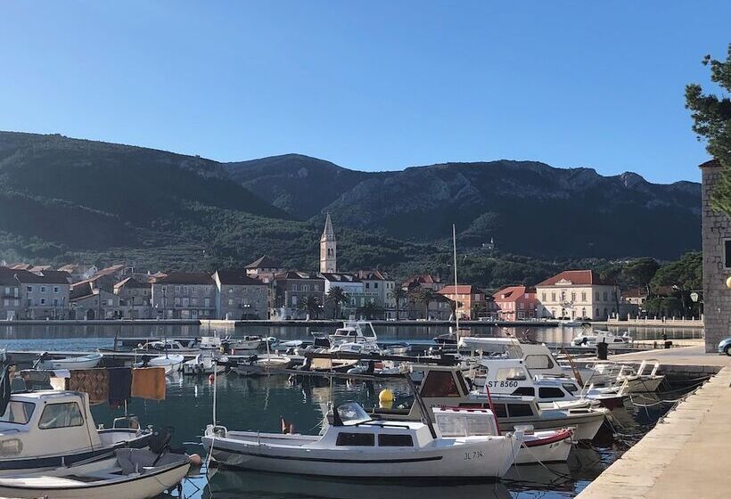 Panzió Room In House S4 Double Room In The Centre Of Jelsa With Private Bathroom Next Door