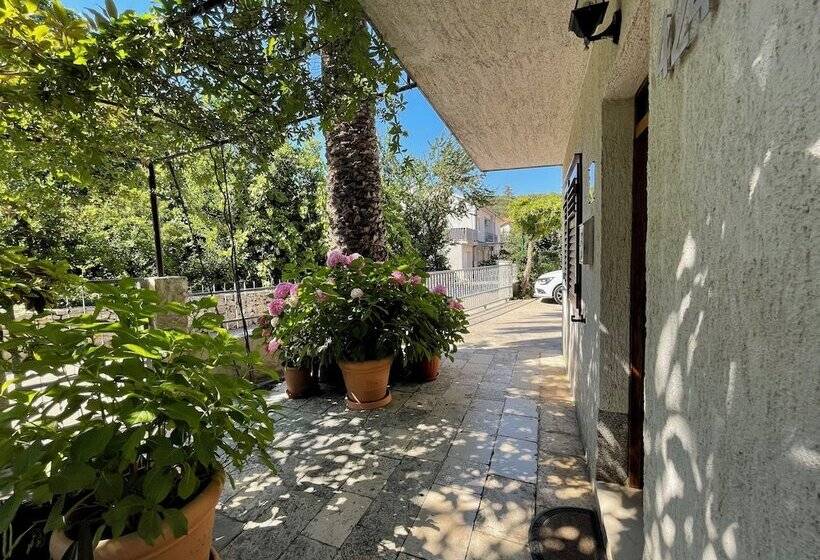 Panzió Room In House S4 Double Room In The Centre Of Jelsa With Private Bathroom Next Door