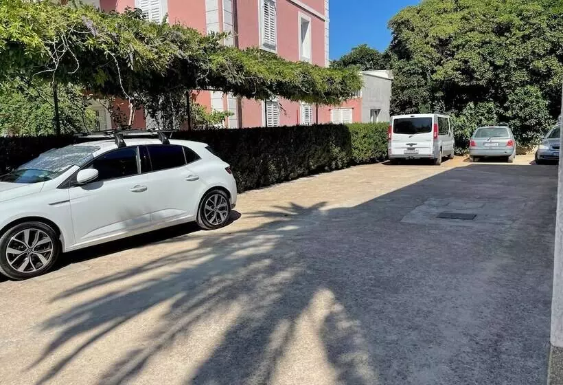 پانسیون Room In House S4 Double Room In The Centre Of Jelsa With Private Bathroom Next Door