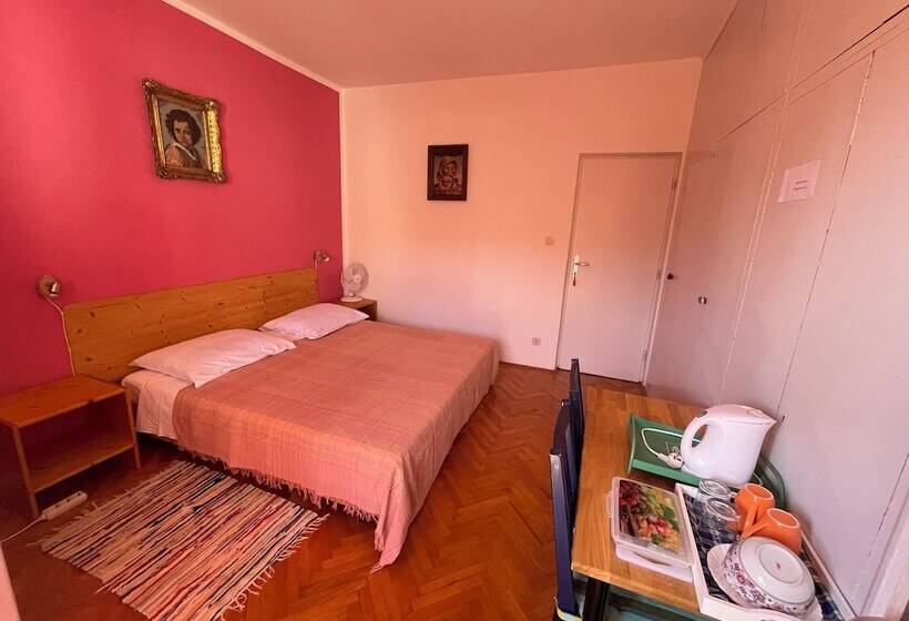Panzió Room In House S4 Double Room In The Centre Of Jelsa With Private Bathroom Next Door