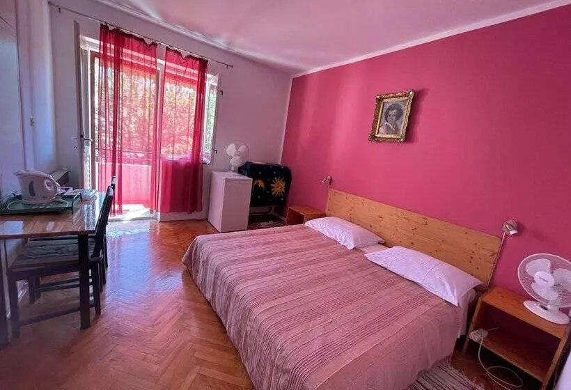 پانسیون Room In House S4 Double Room In The Centre Of Jelsa With Private Bathroom Next Door