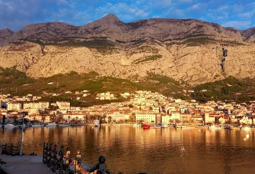 هتل Studio Apartments Roza   A Charming Oasis In The Centre Of Makarska