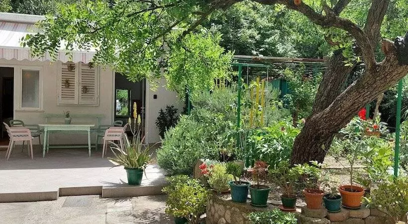 هتل Studio Apartments Roza   A Charming Oasis In The Centre Of Makarska