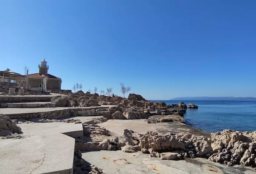 هتل Studio Apartments Roza   A Charming Oasis In The Centre Of Makarska