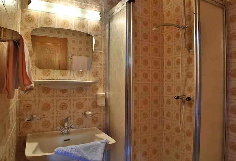 تختخواب و صبحانه Pension Neururer