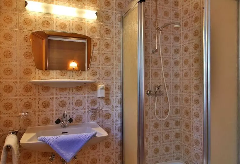 تختخواب و صبحانه Pension Neururer