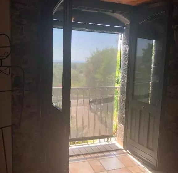 هتل Antico Borgo Etneo Agriturismo