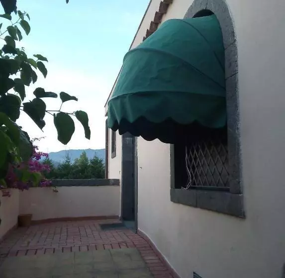 هتل Antico Borgo Etneo Agriturismo