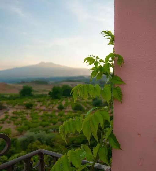 هتل Antico Borgo Etneo Agriturismo