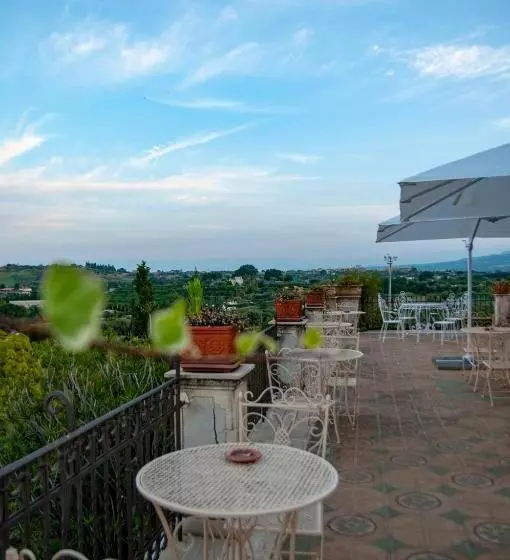 هتل Antico Borgo Etneo Agriturismo
