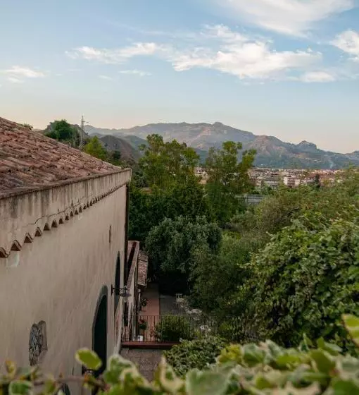 هتل Antico Borgo Etneo Agriturismo